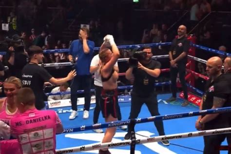 female fighter flashes|Kingpyn Boxing results: Daniella Hemsley flashes audience after。